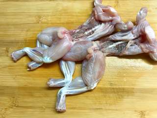 1、干锅牛蛙,牛蛙买回来后清洗干净。