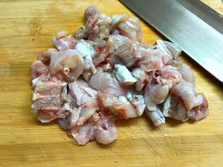 2、干锅牛蛙,洗净后剁成小块。