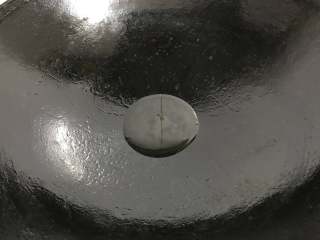 6、干锅牛蛙,炒锅中放适量油。