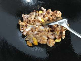 9、干锅牛蛙,放入牛蛙翻炒均匀。