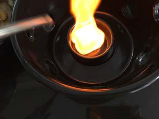 12、干锅牛蛙,点燃洒精炉煲。