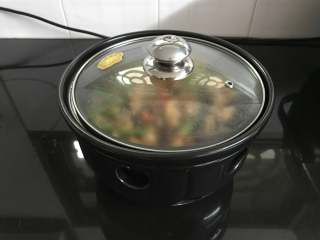 13、干锅牛蛙,放上已调味的牛蛙。