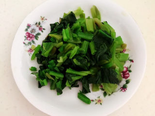 3、菠菜蛋卷,把焯好的菠菜捞出来攥出水份，切成小段