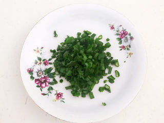 5、菠菜蛋卷,把香葱叶切成小丁
