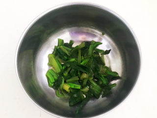 6、菠菜蛋卷,把菠菜段放入大碗里，加入少许凉开水