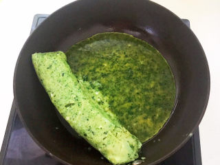 17、菠菜蛋卷,再加入2勺鸡蛋液，蛋液定型后卷起来即可