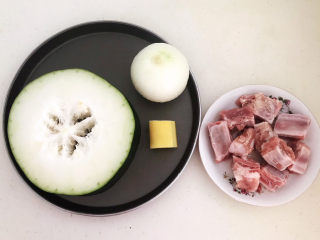 1、排骨冬瓜汤,准备食材：排骨，冬瓜，圆葱，鲜姜