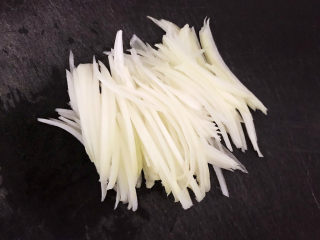 7、排骨冬瓜汤,圆葱切成丝