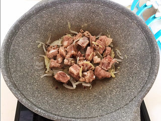 9、排骨冬瓜汤,加入排骨，翻炒均匀