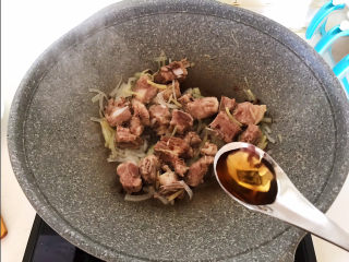 10、排骨冬瓜汤,加入料酒烹去腥味