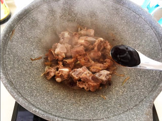 12、排骨冬瓜汤,加入蚝油，翻炒均匀