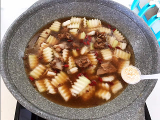 18、排骨冬瓜汤,加入鸡精，调匀