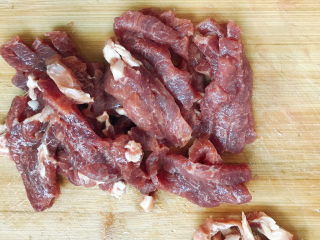 3、青瓜炒牛柳,切成丝，放入料酒、玉米淀粉、蚝油、花椒粉拌匀腌制一会儿