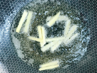 7、青瓜炒牛柳,放入姜丝炒香