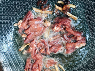 9、青瓜炒牛柳,放入牛柳