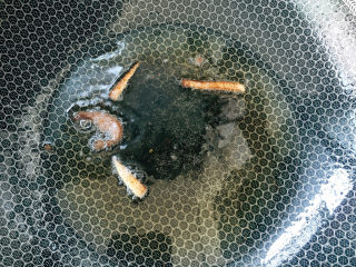 12、青瓜炒牛柳,锅中留油