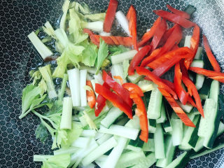 13、青瓜炒牛柳,放入配菜