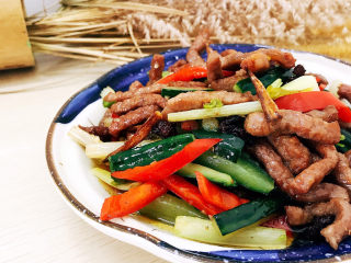 17、青瓜炒牛柳,装盘食用。