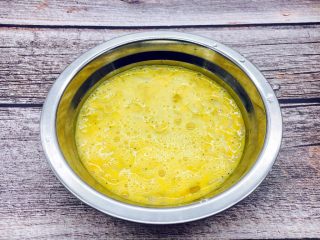 5、厨房挑战 荤菜 锅塌鲜虾皮,打散鸡蛋液，放入少许白胡椒粉。