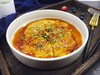 14、厨房挑战 荤菜 锅塌鲜虾皮,撒上少许的青红椒碎和少许的黑、白芝麻。