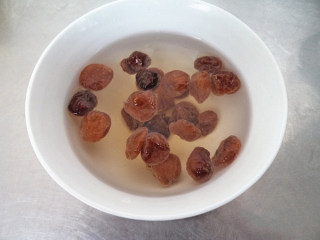 1、酸梨桂圆冰糖水,桂圆干洗干净用冷水浸泡20分钟