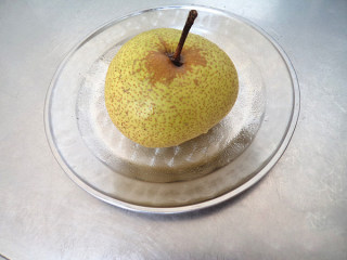 4、酸梨桂圆冰糖水,将酸梨洗干净