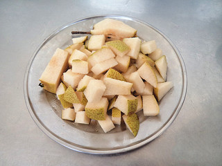 5、酸梨桂圆冰糖水,将酸梨切成小块