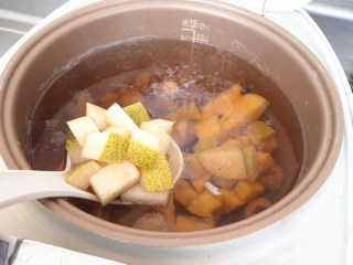 6、酸梨桂圆冰糖水,桂圆干煲10分钟后，将酸梨入锅同煲