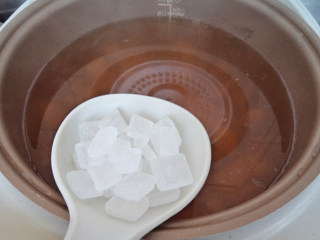 7、酸梨桂圆冰糖水,再30分钟后，加冰糖煲