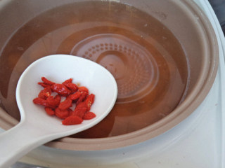 8、酸梨桂圆冰糖水,冰糖融化后断电，加入枸杞，搅拌均匀即可盛出享用