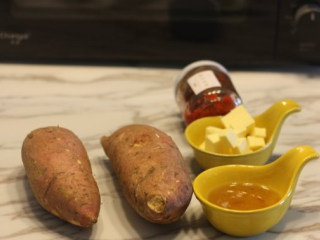 1、【桂花蜂蜜红薯条】,准备材料：2个红薯大约500克， 黄油要融化，桂花蜜可以用干桂花代替。