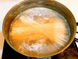 9、羊肉汤面,在羊汤中加入挂面