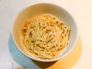 11、羊肉汤面,把煮熟的面条捞出来