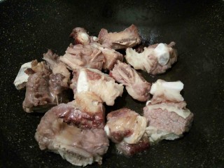 5、牛排萝卜滋补汤, 锅里放少许油，把焯好水的牛排骨翻炒一下