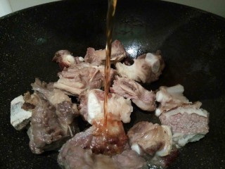 6、牛排萝卜滋补汤,加少许料酒