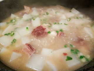 12、牛排萝卜滋补汤,起锅前加点小葱或者香菜，撒一点鸡粉提鲜。