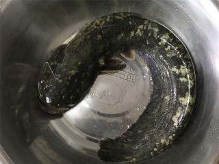 1、红烧鲶鱼,这个就是鲶鱼，头上有4根须，没有鱼鳞，没有小鱼刺，身体上都是黏液，摸上去滑滑的。