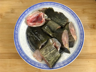 2、红烧鲶鱼,把买回来的鲶鱼彻底清洗干净后切段。