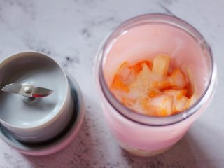 10、芒果苹果奶昔,所有的食材都放入后。