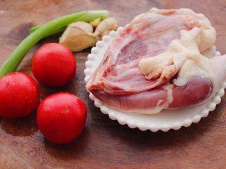 1、番茄啤酒炖鸭,准备好所有的食材。