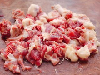 2、番茄啤酒炖鸭,鸭腿洗净后，用刀剁成小方块。