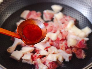 3、番茄啤酒炖鸭,锅中倒入适量的清水，放入鸭块，倒入料酒。