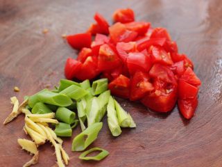 6、番茄啤酒炖鸭,番茄洗净后切成小块，葱姜切丝。