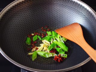 7、番茄啤酒炖鸭,锅烧热后，倒入花生油烧至六成热时，先小火慢慢炸香花椒和八角，再大火爆香葱姜丝。