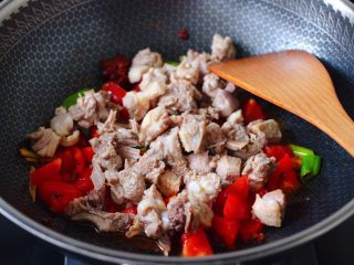 9、番茄啤酒炖鸭,加入焯过的鸭块。