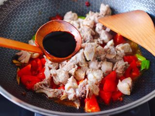 10、番茄啤酒炖鸭,再倒入生抽调色。