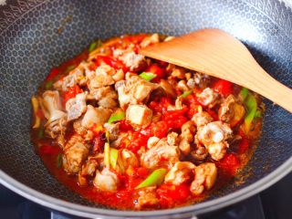 11、番茄啤酒炖鸭,大火继续快速翻炒片刻。