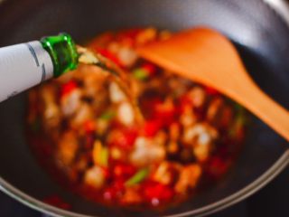 12、番茄啤酒炖鸭,这个时候倒入一瓶啤酒。