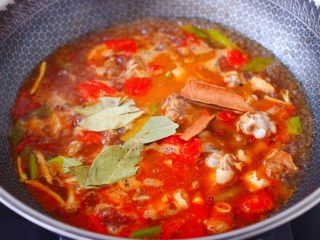 13、番茄啤酒炖鸭,放入香叶和桂皮。