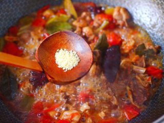 16、番茄啤酒炖鸭,放入鸡精增加口感。